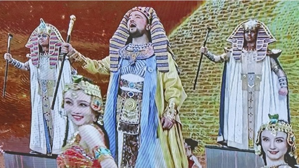 多個埃及法老手握權杖登上春晚舞臺，網評為最不吉利節目，引髮網友惡評如潮（圖片來源：推特）