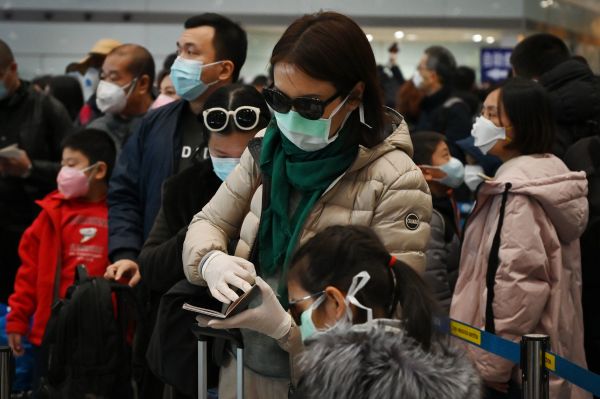2020年2月1日，的北京機場等待通過移民通道的人們。