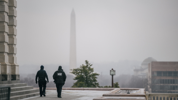 2021年2月13日的美國國會大廈外，遠處是華盛頓紀念碑，這一天對川普的第二次彈劾案結束。