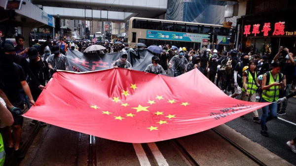 2019年反送中运动期间，香港抗争者将共产党称为Chinazi，即赤纳粹。图为抗争者手持以中国国旗上的五星组成纳粹标志的巨型横幅。（图片来源：Pakkin Leung/Wikipedia/CC BY 4.0）