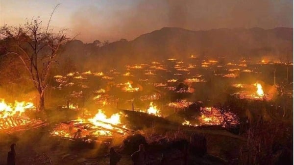 被称为“中国最后一个原始部落”的云南翁丁寨古村落发生严重火灾，几乎焚烧殆尽（图片来源：微博）
