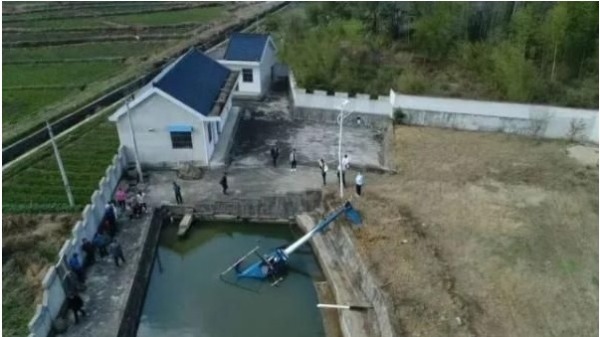 2月14日安徽宁国市青龙乡一直升机坠落池塘（图片来源：网络）
