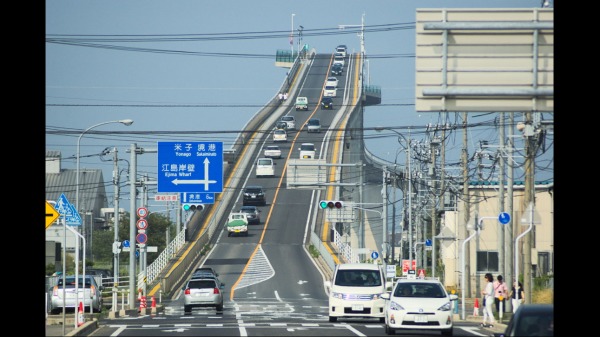 連接烏取縣境港和松江的江島大橋，全長總共有1.7公里，雙向只有一線車道，這座橋的坡度真的超級陡，這比雲霄飛車還恐怖啊！