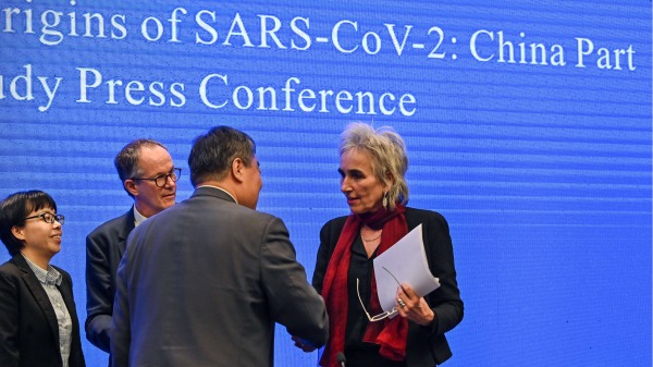 2021年2月9日，世界卫生组织专家组在武汉召开新闻会。图为世卫专家荷兰病毒学家库普曼斯 （Marion Koopmans）与中方人员握手。 （
