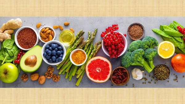 食物应多样化，蔬菜水果、谷物肉类都不可缺少，才能保证身体的健康。