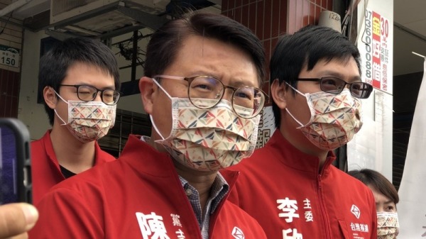 布局2022年台湾高雄市的地方选举，本土政党台湾基进的高雄党部的主委李欣翰（前右）表示，在11处选区都将会推派出人选，虽然这多席次选举并无礼让问题，但是仍呼吁民进党共同争取本土派能取得议会过半的席次。