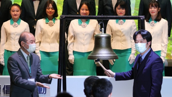 2月19日下午，副總統賴清德在台北出席「玉山ESG永續倡議行動記者會」，現場代表敲響象徵「希望」的鐘。前左為玉山金控董事長黃永仁。