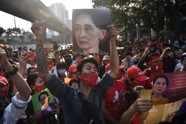2月1日緬甸的昂山素季、總統溫敏及一些民盟高級官員突然被軍方扣押，有民眾上街示威。
