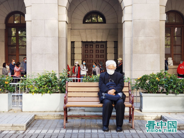 天主教香港教区荣休主教陈日君枢机在终审法院外等候进庭声援黎智英。（图片来源：宇星/看中国）