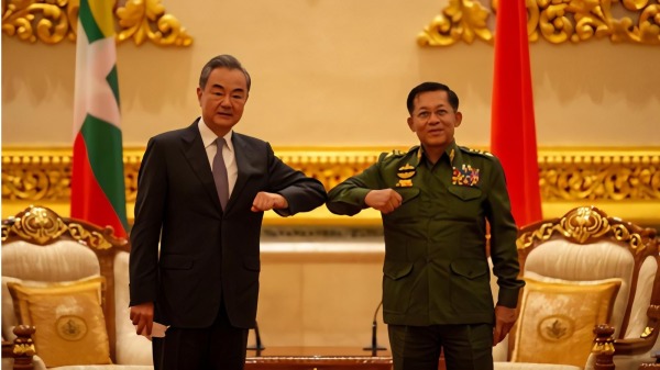 今年1月，中国外交部长王毅(左)在奈比多会见了缅甸武装部队军方总司令敏昂莱。