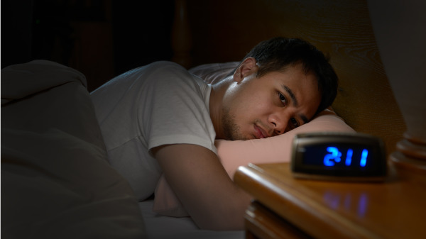 长期失眠，自身免疫力及抵抗力会下降，加速衰老。