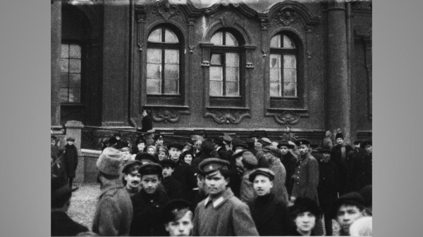 1917年11月8日，十月革命后的冬宫