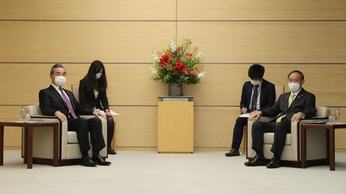 2020年11月，日本首相菅义伟（右）接见来访的中国外交部长王毅（左）