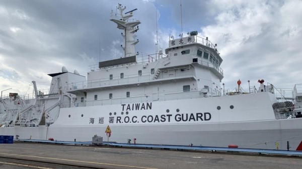 为让各国渔船及舰艇可辨识台湾海巡舰艇及提升海上执法识别度，规划在舰船艇舷侧R.O.C. COAST GUARD上方新增TAIWAN字样。图为新北舰。（海巡署提供）中央社