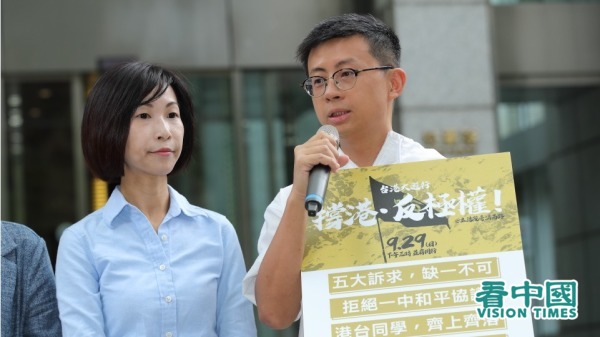 台北市議員「呱吉」邱威傑（右，資料照）在臉書上貼出前國民黨主席吳伯雄於30年前的反共言論，態度之強硬讓呱吉不禁表示「30年前的國民黨可以跟現在的國民黨交換嗎？