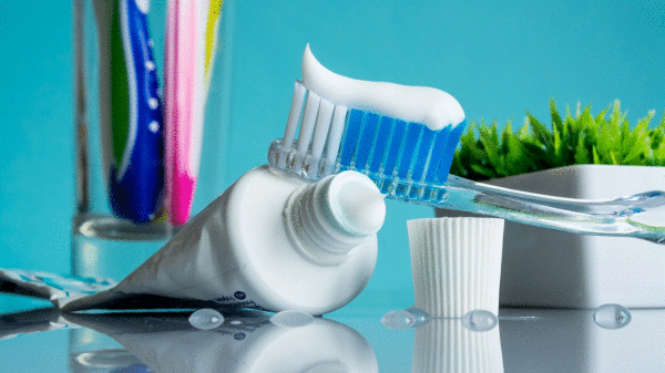 消除牙菌斑造成的口臭，最佳方式是采用良好的口腔卫生习惯