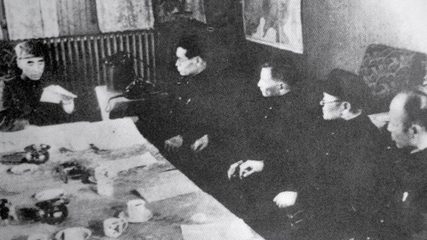 1946年，中共中央东北局扩大会议。左起：林彪、高岗、陈云、张闻天、吕正操