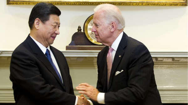 2012年2月，習近平和拜登握手交談。（圖片來源：JIM WATSON/AFP via Getty Images）