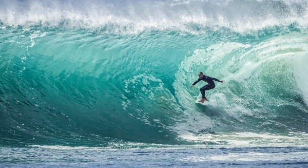 紐西蘭一名男子日前衝浪時被巨浪捲到一座無人島上，他在海灘上寫下了「HELP（幫助）」一詞，幸運獲救。衝浪示意圖。
