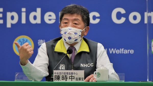 中央流行疫情指揮中心的指揮官陳時中表示，疫苗的購買量台灣整體約落於3000萬到4500萬劑，另外還宣稱獲得輝瑞授權之掮客全部都不是真的。資料照。