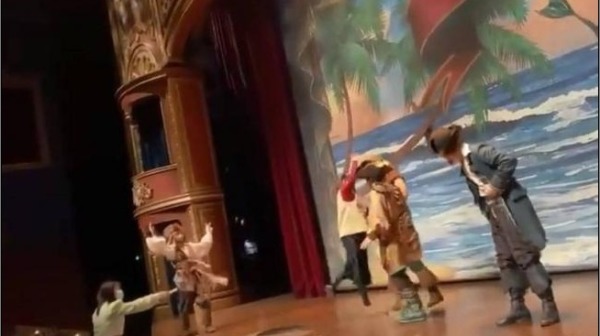 2月20日，上海迪士尼劇院一女子突然衝上臺毆打演員，節目最終被迫取消（圖片來源：視頻截圖）