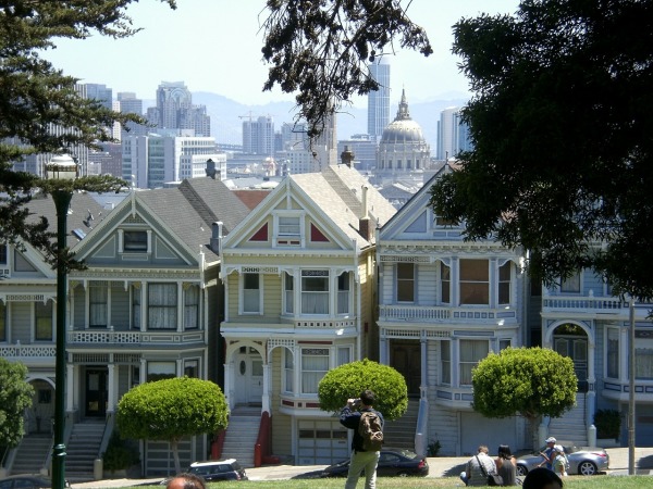 近日，旧金山一栋有139年历史的维多利亚式房屋整体搬迁引起围观。维多利亚式房屋示意图。