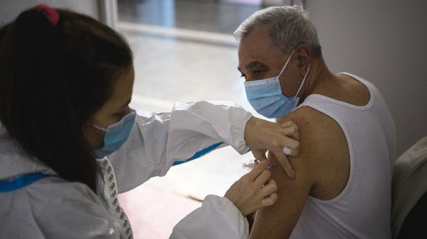 2021年2月12日，一名塞尔维亚男子在贝尔格勒博览会上接受了一剂中国制造的国药Covid-19疫苗接种。