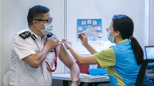 香港警务处处长邓炳强2约23日接种大陆科兴疫苗。（图片来源：Paul Yeung - Pool/Getty Images）