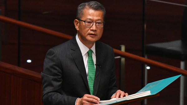 周三香港财政司司长陈茂波公布最新《财政预算案》，不仅赤字创下新高，还大篇幅谈投入双循环发展。有经济学者对此认为，根本无助于走出困境。