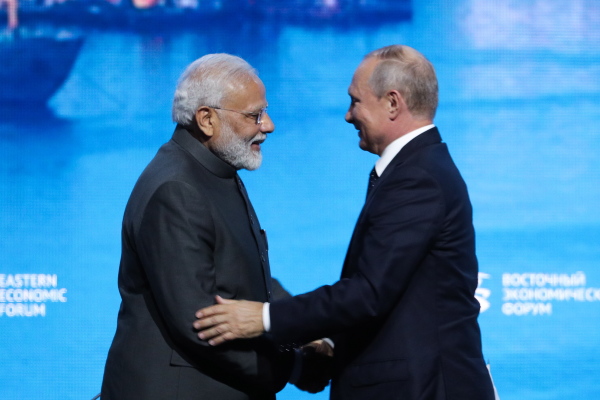 2019年9月5日，印度總理莫迪與俄羅斯總統普京在俄羅斯最東部的符拉迪沃斯托克港口舉行的東部經濟論壇全體會議上握手。