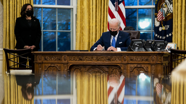 2021年2月2日，拜登在白宫签发总统令。