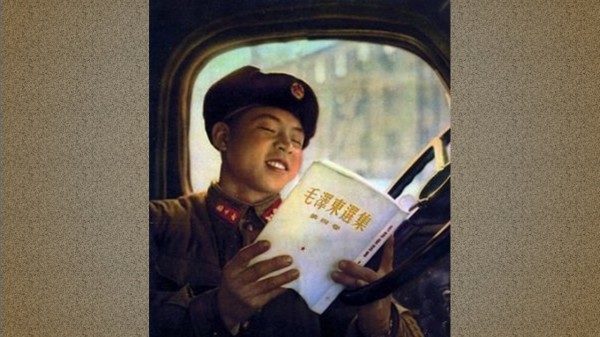 雷锋摆拍样板宣传画，大力开发的特点：读毛主席的书，听毛主席的话。