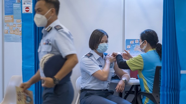 自8月起，港府強制所有公務員及政府員工接種COVID-19疫苗。（圖片來源：Paul Yeung - Pool/Getty Images）