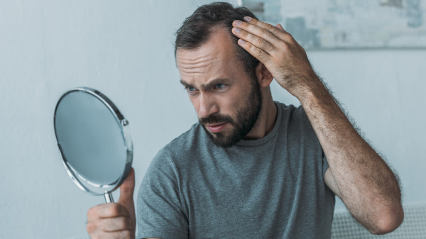 男性面临衰老会出现头发容易脱落，不再那么浓密。