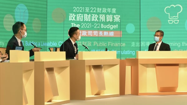 财政司长陈茂波在电视《财政预算案论坛》上被记者追问是否“爱党”时，两次结巴避答，引起网民热议。（图片来源：香港政府新闻处）