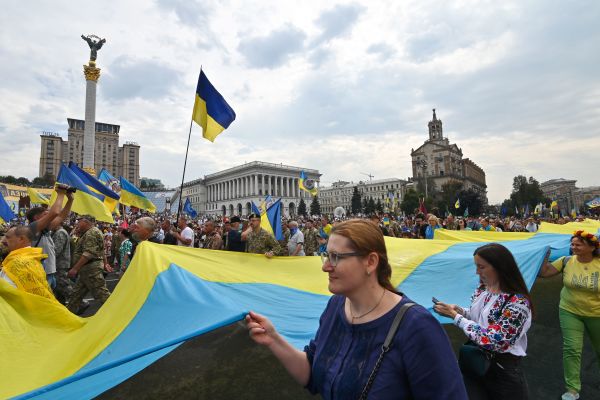 2020年8月24日，烏克蘭民眾在基輔舉著國旗慶祝獨立日。