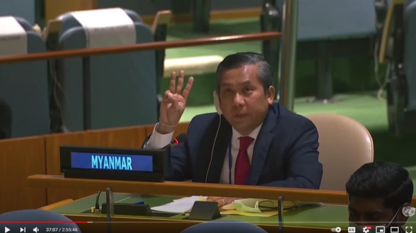 26日，缅甸驻联合国（UN）大使觉莫敦高举三指向抗争者致敬，且表示“这场革命务必要赢”