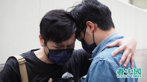 2月28日，民间集会团队发言人刘颕匡（右）进入旺角警署前，与友人相拥。（图片来源：李天正/看中国）