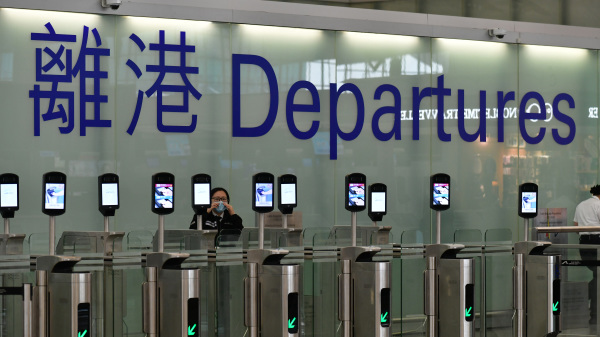 香港国际机场离境大堂安装了人面辨识摄像头。（图片来源：香港政府新闻处）