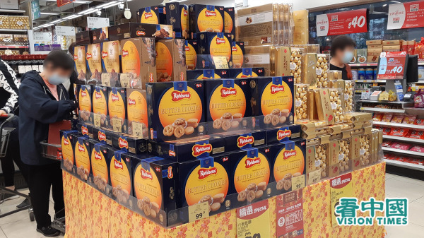 往年超市堆積如山的拜年禮品首選，藍罐曲奇和金莎，今年明顯見少。（圖片來源:Michelle/看中國）