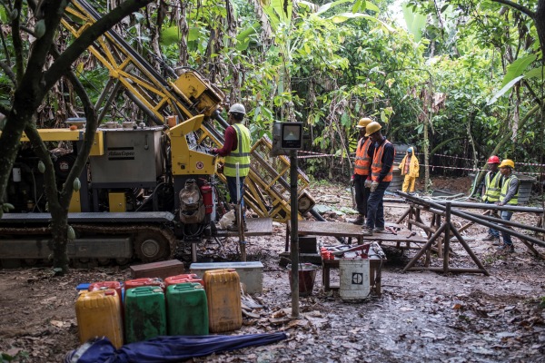 2018年5月29日，尼日利亚一个矿物勘探钻探队在奥森州伊莱沙市附近一处工地上钻孔勘探。