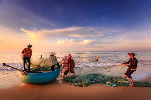 梦见有人叫去海滩收礼穷渔民捡稀世珍珠