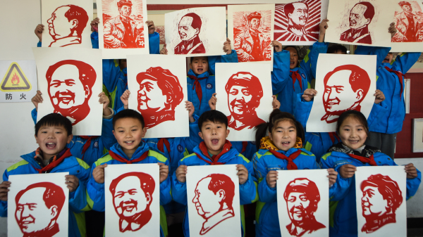 中国人从小就被红色洗脑，图为2020年12月23日，在毛诞127年前，江苏连云港一所小学的学生在展示所剪的毛像。