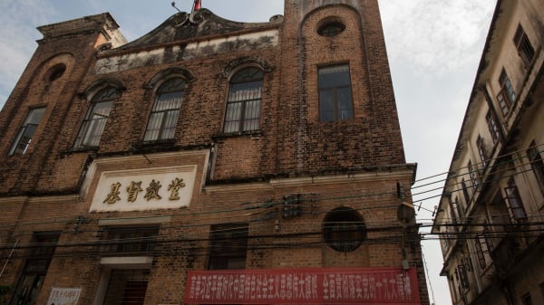 2018年5月29日，广东开平市赤坎镇的一座教堂前面挂着中共十九大的宣传标语。