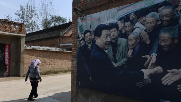 香港学者赵善轩认为习近平“三次分配”难以成功，主要原因是中国社会缺少公民社会，由政府主导的“均富”结局都是“均贫”。图为习近平在中国农村的大型壁画。（图片来源：Getty Images）