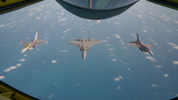 图为2018年1月17日，新加坡空军的一架F-15SG战斗机（中）在两架F-16C战斗机伴随下飞越南海。（图片来源：NICHOLAS YEO/AFP via Getty Images）