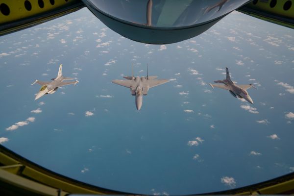 2018年1月17日新加坡空軍的一架F15SG戰機，由兩側的兩架F16C戰機伴隨，飛越南海。