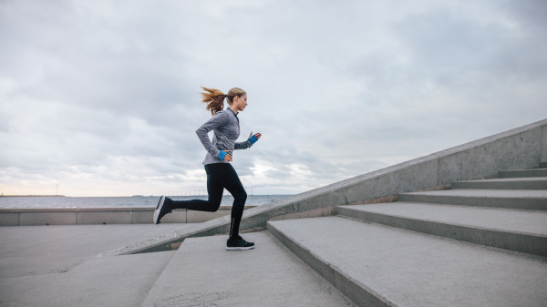 走走跑跑的运动，要尽量减低足底筋膜的负荷避免足底筋膜炎的发生。