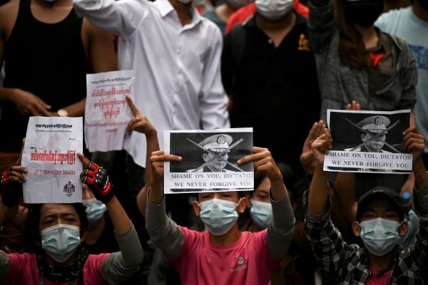 2021年2月6日，緬甸抗議者在仰光的威遊行中舉著標語牌抗議軍事政變。