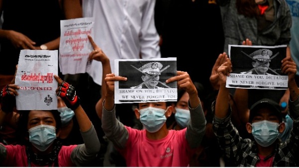2021年2月6日，缅甸抗议者在仰光的威游行中举着标语牌抗议军事政变